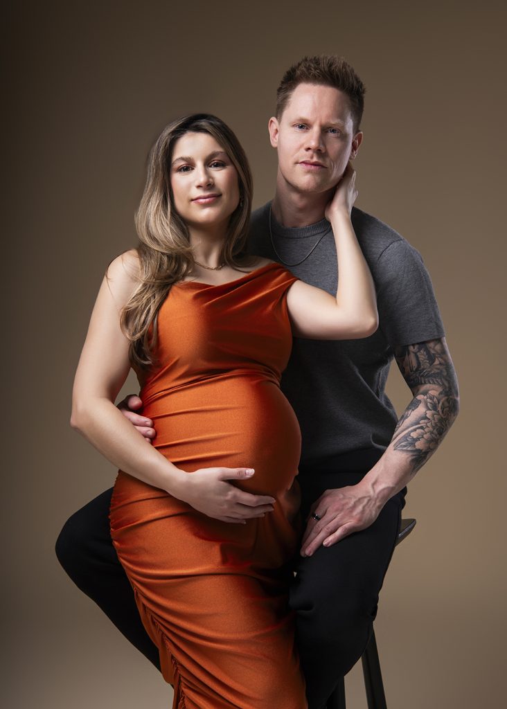 Liefdevolle zwangerschapsfotoshoot met partner in de fotostudio van een professionele zwangerschapsfotograaf in Groningen, Amsterdam en Friesland.