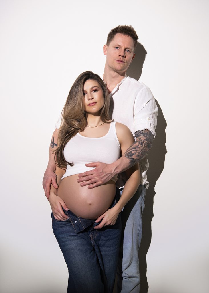 Liefdevolle zwangerschapsfotoshoot met partner in de fotostudio van een professionele zwangerschapsfotograaf in Groningen, Amsterdam en Friesland.