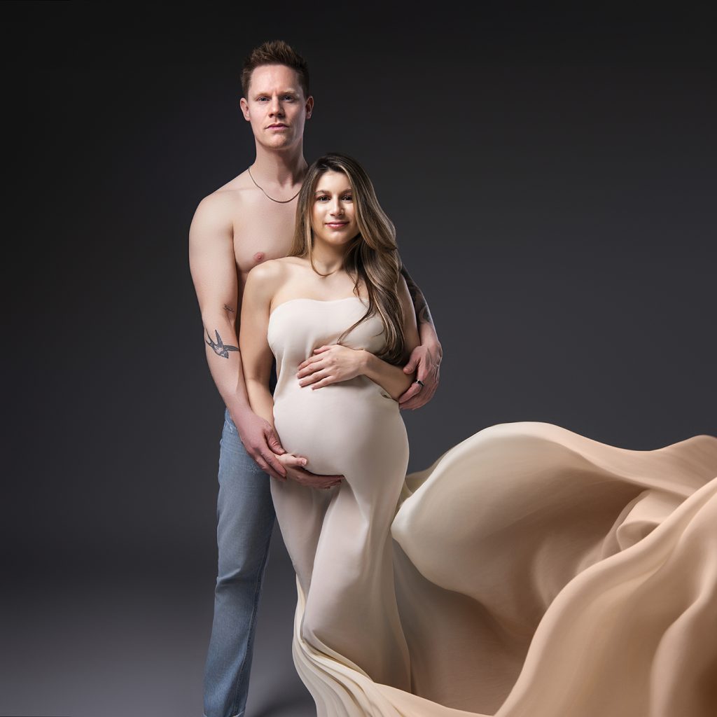 Liefdevolle zwangerschapsfotoshoot met partner in de fotostudio van een professionele zwangerschapsfotograaf in Groningen, Amsterdam en Friesland.