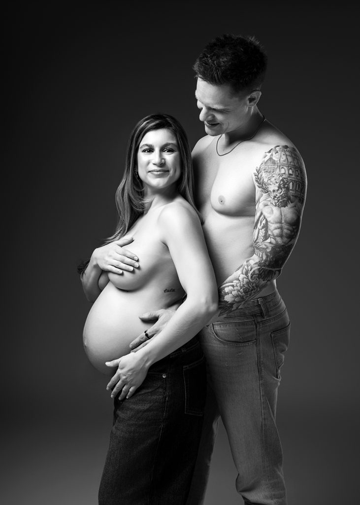 Liefdevolle zwangerschapsfotoshoot met partner in de fotostudio van een professionele zwangerschapsfotograaf in Groningen, Amsterdam en Friesland.