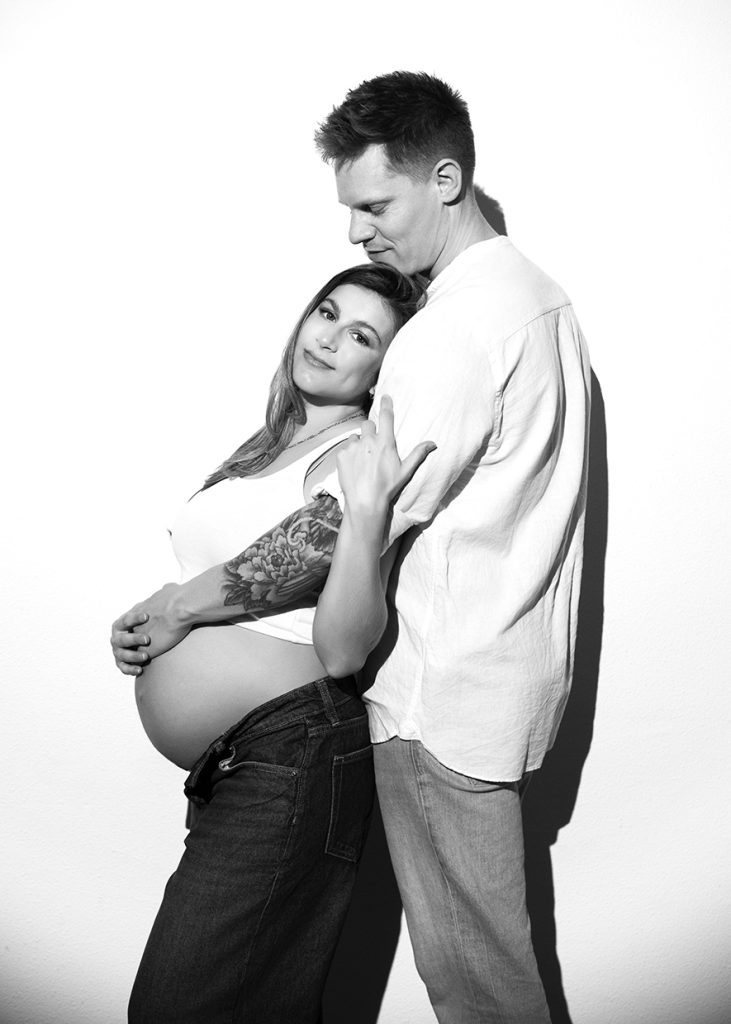 Liefdevolle zwangerschapsfotoshoot met partner in de fotostudio van een professionele zwangerschapsfotograaf in Groningen, Amsterdam en Friesland.