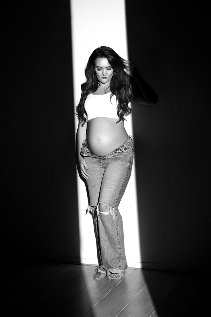 zwangerschap fotoshoot Groningen Amsterdam jeans artistiek