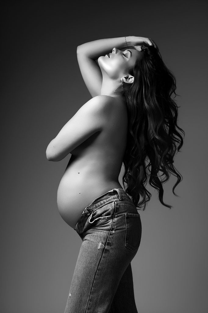 zwangerschap fotoshoot Groningen Amsterdam jeans naakt
