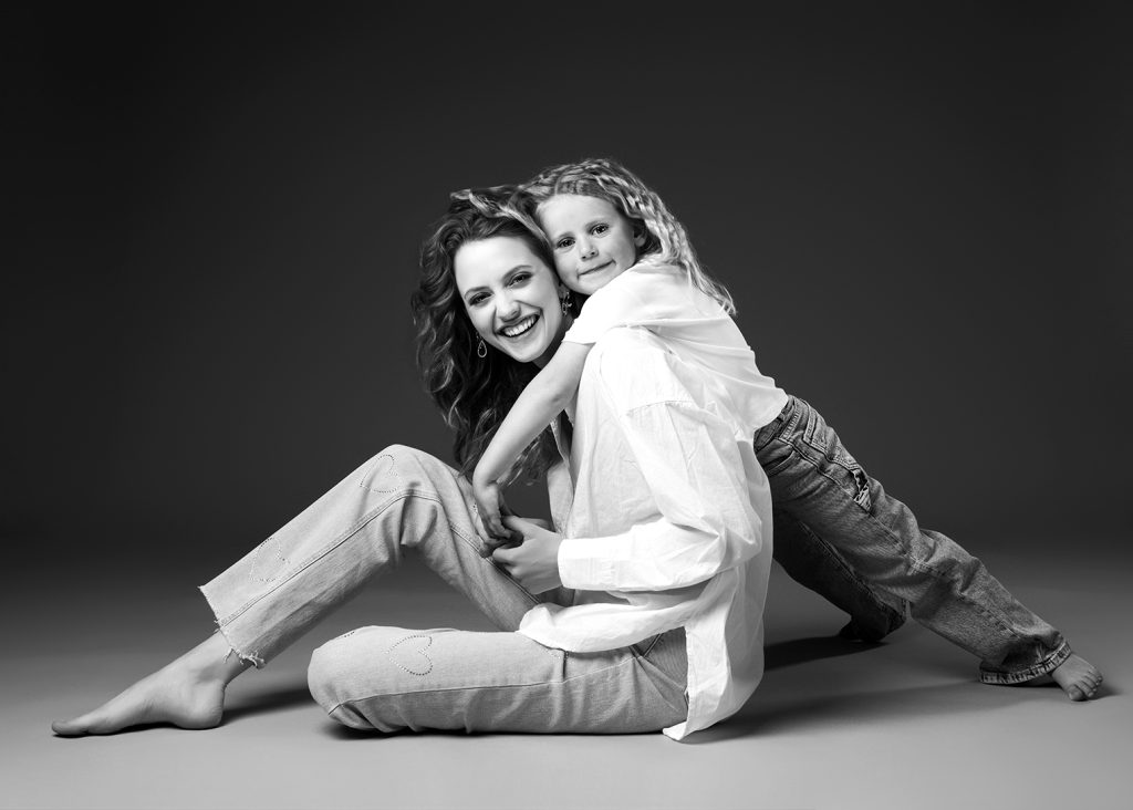 "Baby fotoshoot en familiefotografie met pasgeboren fotografie tijdens een liefdevolle newborn fotoshoot in een warme setting."