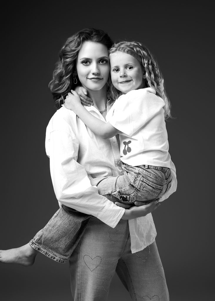 "Baby fotoshoot en familiefotografie met pasgeboren fotografie tijdens een liefdevolle newborn fotoshoot in een warme setting."