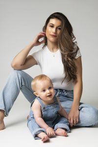 baby fotoshoot moeder & zoon jeans witte top Groningen Amsterdam