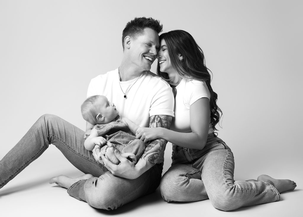 Gezinsfotoshoot studio Groningen Amsterdam jeans wit shirt, zwart wit