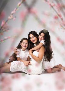 Moeder met kinderen geniet van een warme familiemoment vastgelegd in fotostudio Groningen