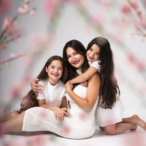 Moeder met kinderen geniet van een warme familiemoment vastgelegd in fotostudio Groningen