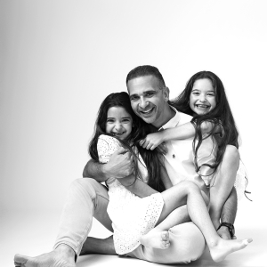 Vader met kinderen tijdens een spontane familie fotoshoot in Groningen in fotostudio