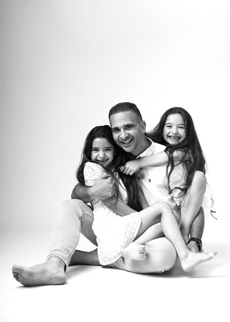 Vader met kinderen tijdens een spontane familie fotoshoot in Groningen in fotostudio