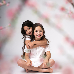 Kinderen samen spelend tijdens een fotostudio shoot in Groningen door familie fotograaf