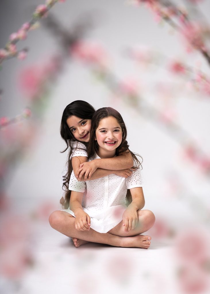 Kinderen samen spelend tijdens een fotostudio shoot in Groningen door familie fotograaf
