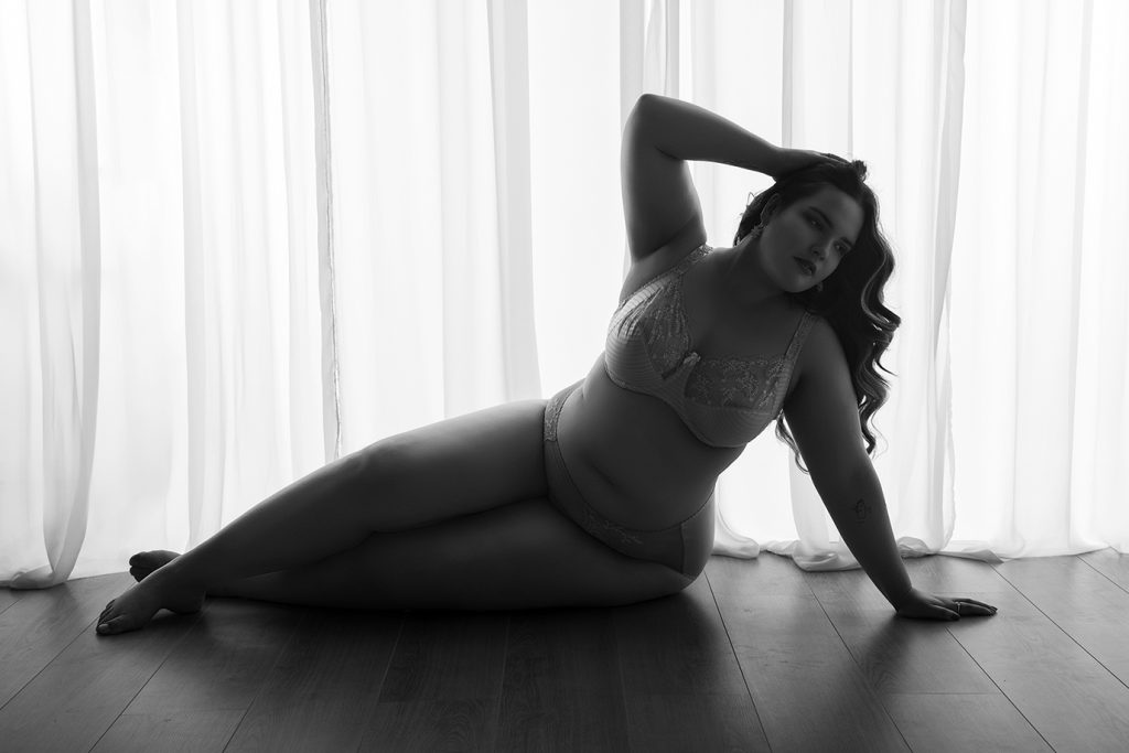 Boudoir fotoshoot van een curvy model in studio – Elsbeth Hoekstra studio Groningen & Amsterdam
