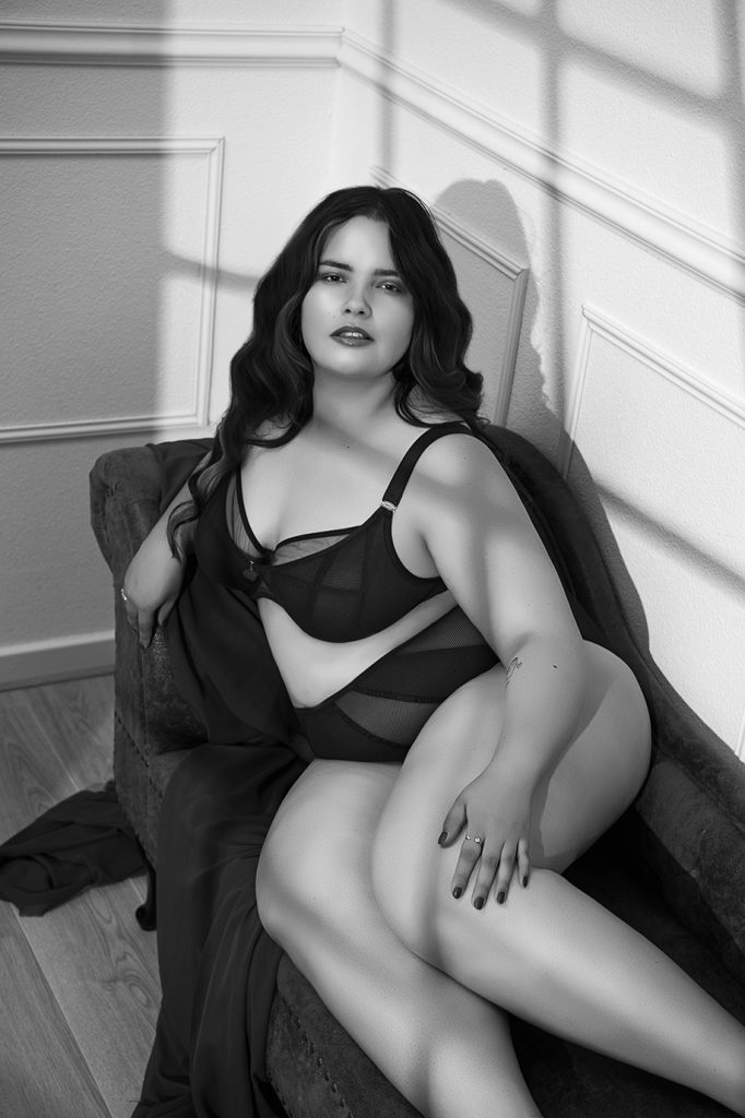 Boudoir fotoshoot van een curvy model in studio – Elsbeth Hoekstra studio Groningen & Amsterdam