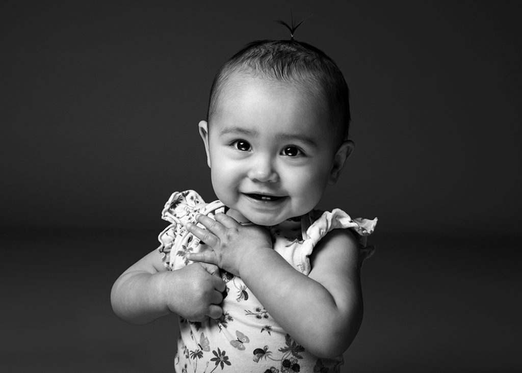 Familie fotoshoot studio Groningen baby verjaardag, portret foto kind