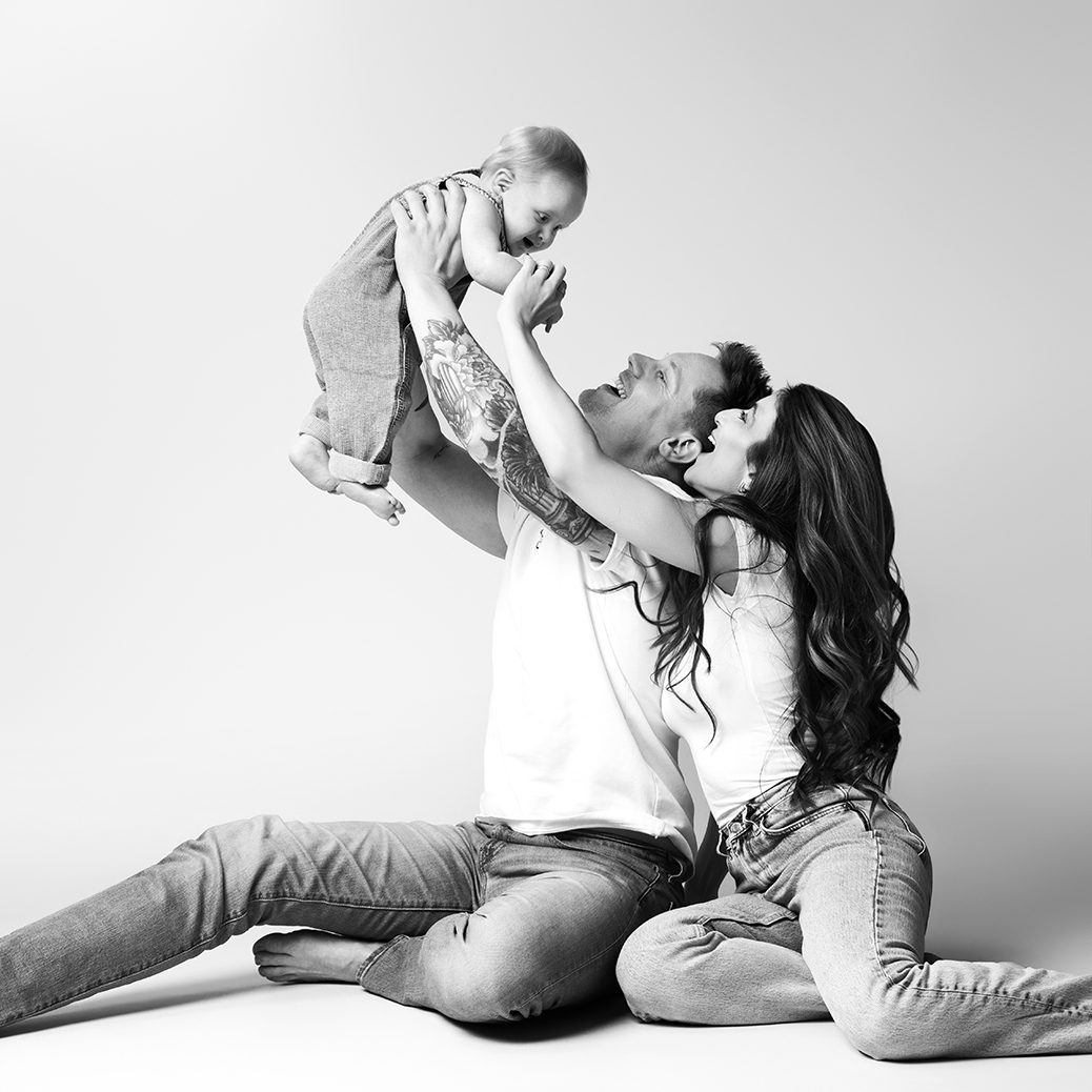 6-2-26 Lucia Kai 290 bw Familie baby fotoshoot jeans witte top Groningen Amsterdam fotostudio