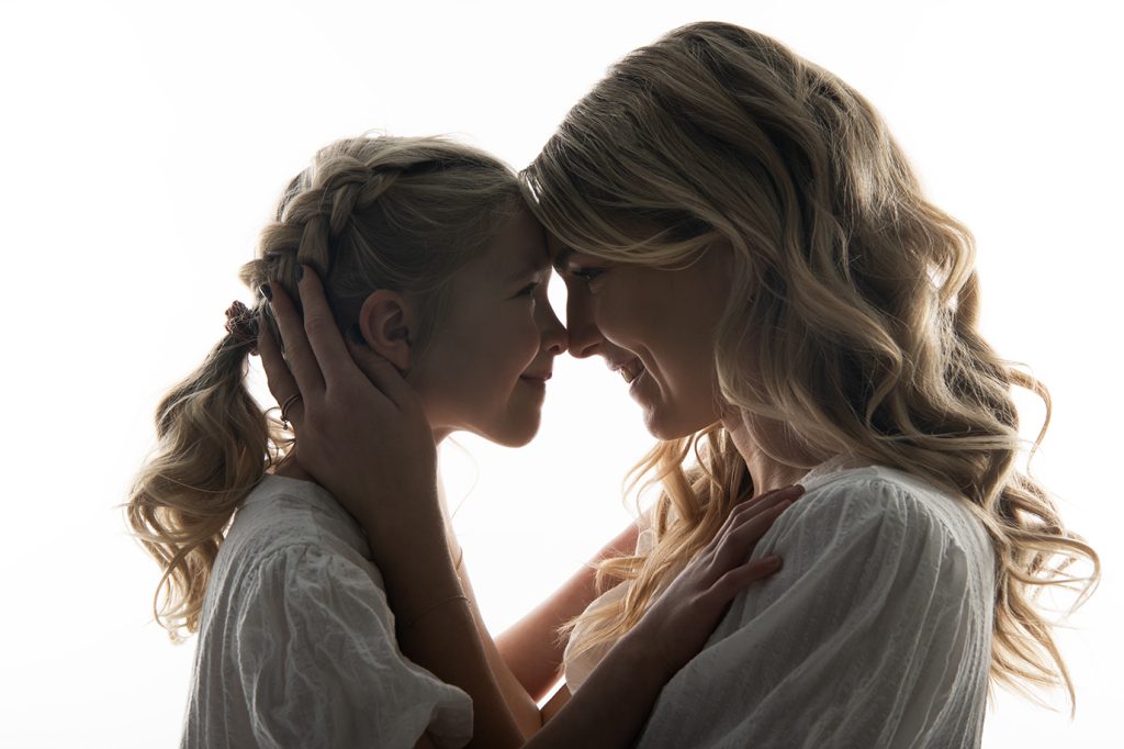 Moeder dochter portret wit shirt fotoshoot Groningen Amsterdam