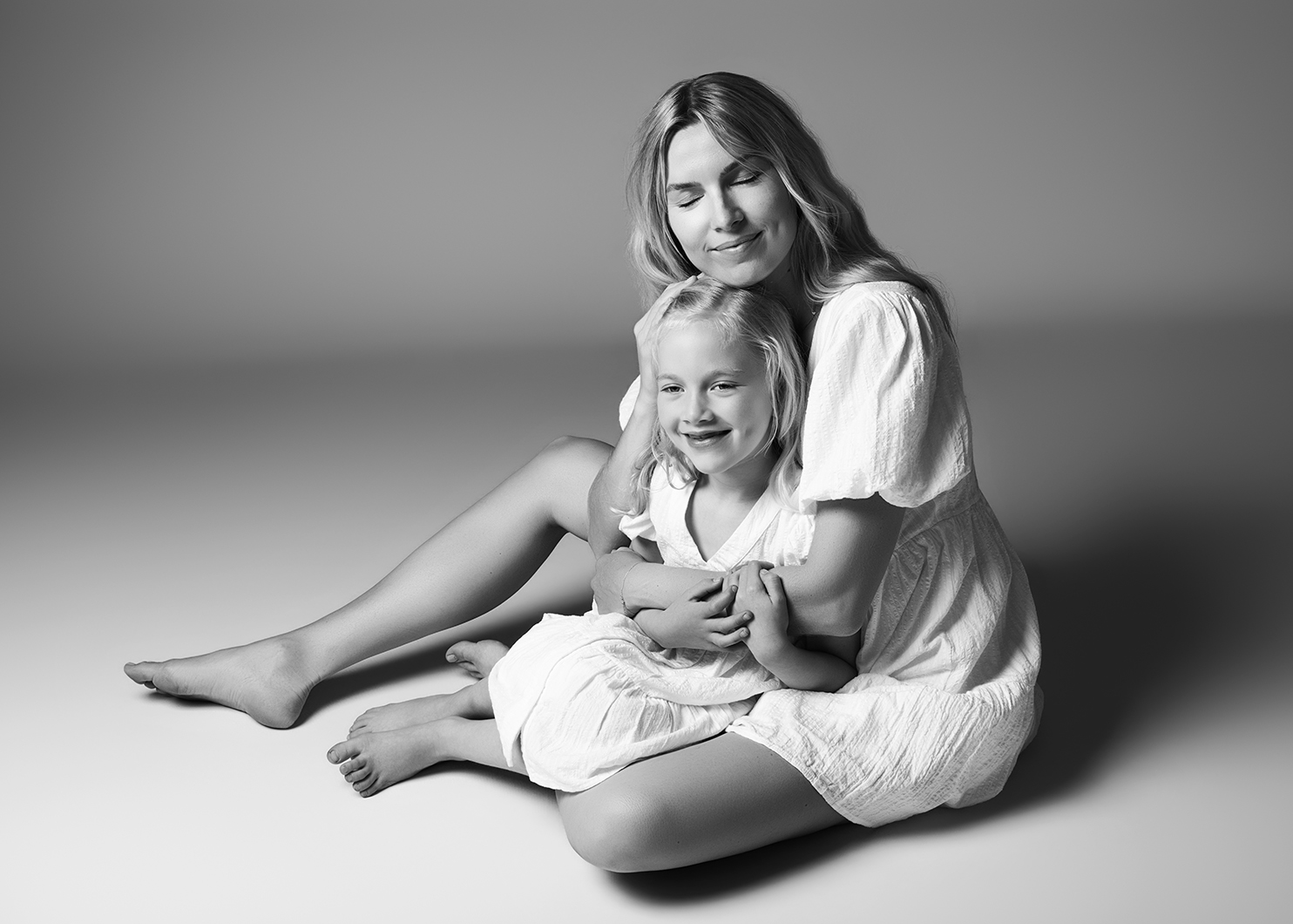 moeder en dochter fotoshoot groningen liefdevol zwart wit