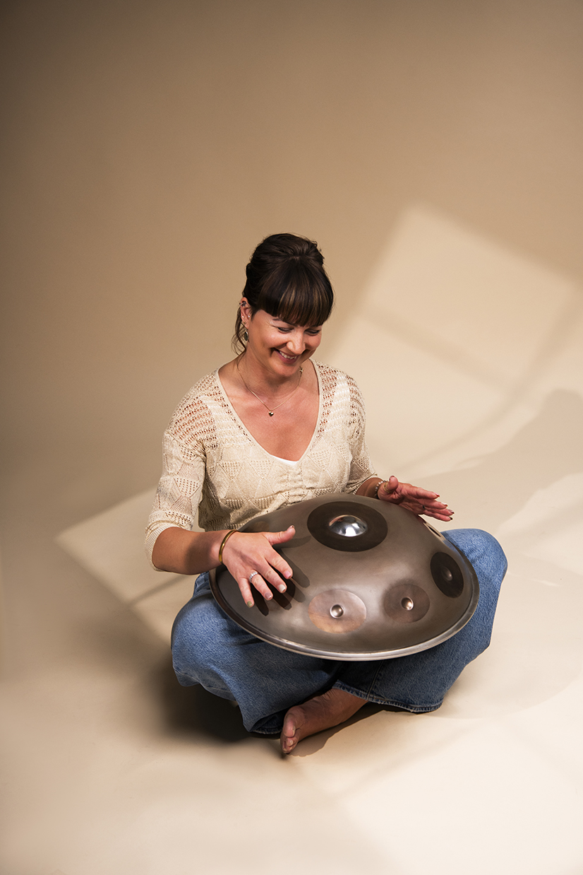 Portretfotograaf Groningen voor personal branding fotoshoot van vrouwelijke ondernemer handpan